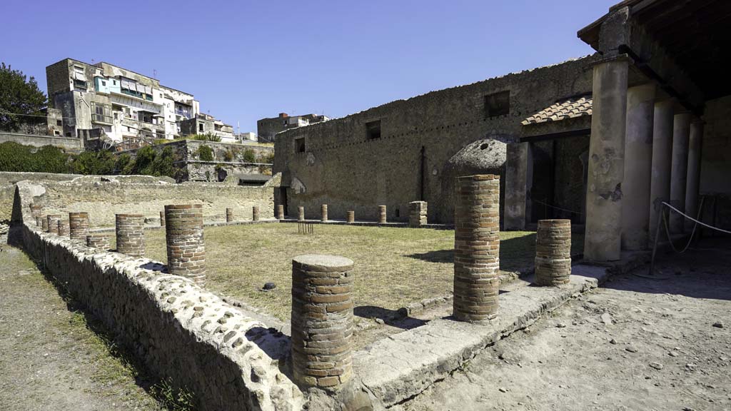 VI.1/5/7 Herculaneum. August 2021.
Central baths, looking north-west across palaestra with columned portico. Photo courtesy of Robert Hanson.